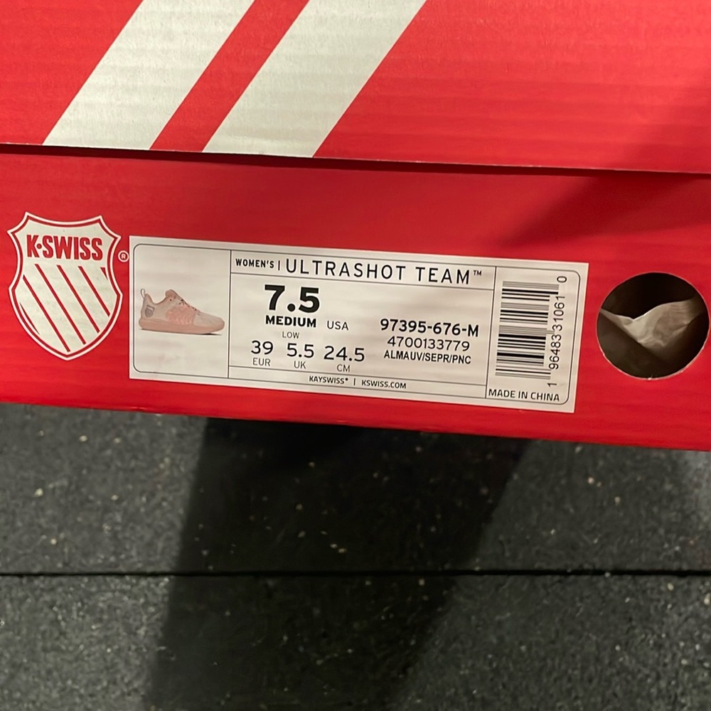 BRAND NEW and NEVER WORN K-Swiss court shoes size 7.5 womens